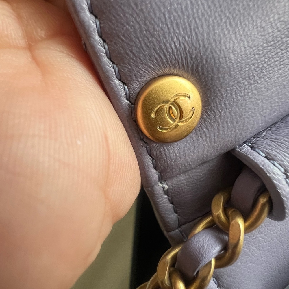 ‼️Rare color & rare size Not a Mini‼️CHANEL Shiny Lambskin Pearl Logo Flap - Picture 8 of 9